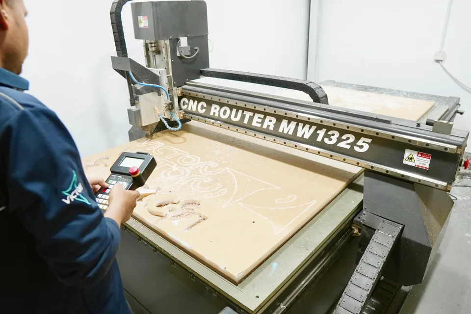 CNC router MW1325 cutting Victory logo letters from board