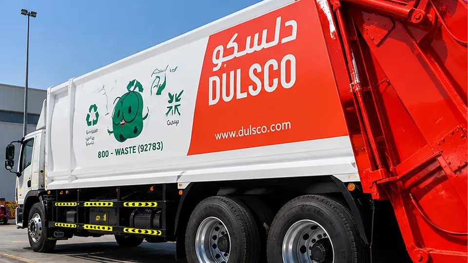 Dulsco truck with red and white bilingual vinyl graphics
